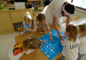 dzieci ozdabiają rysunek