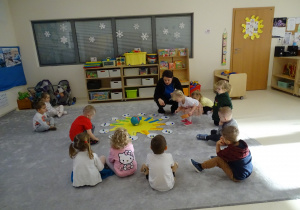 dzieci siedzą w kole