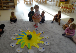 dzieci siedzą w kole