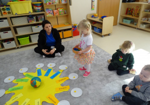 dzieci siedzą w kole