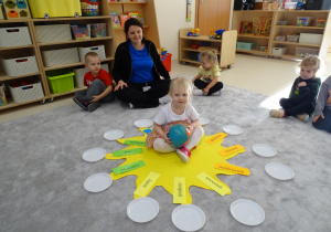 chłopiec zbiera koraliki