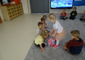 dziewczynka częstuje cukierkami