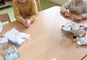 Chłopcy siedzą przy stoliku