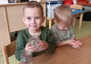 Chłopiec i kulki hydrożelowe