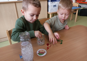 Chłopcy wrzucają cekiny