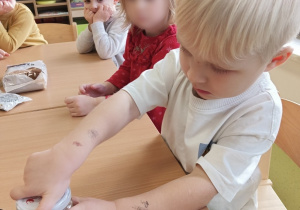 Chłopiec zakręca słoik