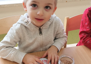 Chłopiec pozuje do zdjęcia