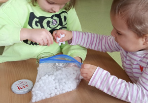 Dziewczynki wsypują pompony