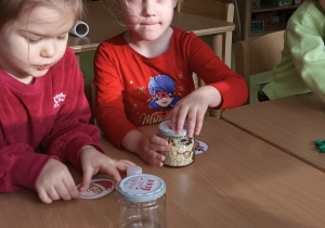 Dziewczynki i słoiczki