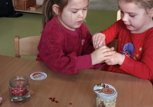 Dziewczynki wsypują brokat