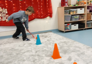 Chłopiec między pachołkami