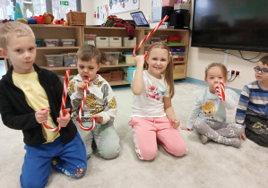 Dzieci z laskami cukrowymi