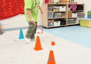 Chłopiec między pachołkami