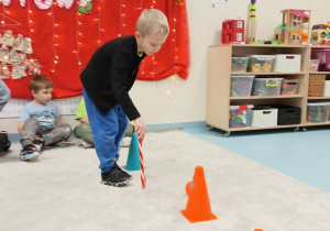 Chłopiec z laską cukrową