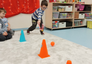 Chłopiec między pachołkami