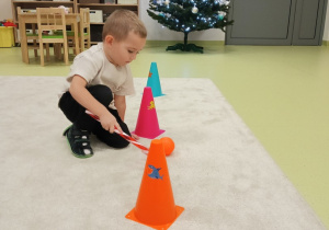 Chłopiec turla pomarańcz