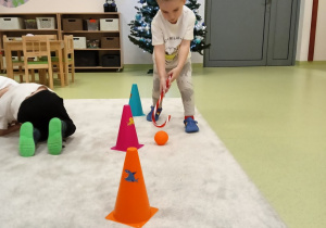 Chłopiec między pachołkami