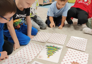 Dzieci ćwiczą świąteczne słówka