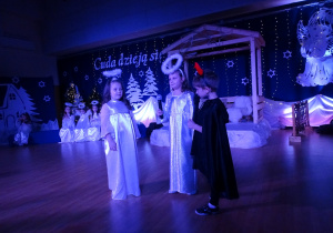 Scenka w której anioły rozmawiają z diabłem