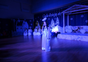 Dziewczynka w stroju anioła mówi wiersz