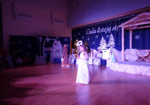 Aniołek recytuje wiersz