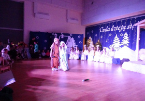 Scena w której Józef z Maryja wędrują w poszukiwaniu schronienia