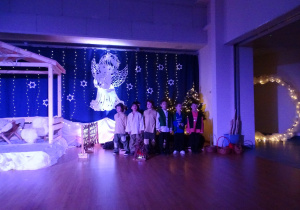 Scena z pastuszkami, którzy śpiewaja pastorałkę