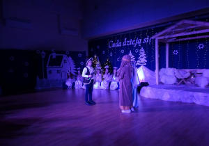 Scenka w której starzec ofiaruje świętej rodzinie schronienie w stajence