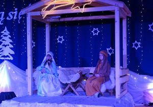 Dziewczynka Maryja śpiewa kolędę