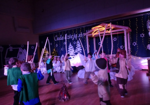 Pasterza tańczą z kijami wokół ogniska