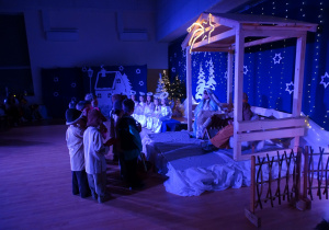 Scena w której pastuszkowie składają dary Jezusowi