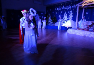 Aniołowie wprowadzają śpiewem trzech króli do stajenki