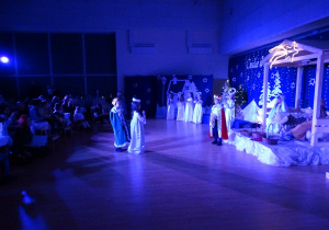 Aniołowie wprowadzają śpiewem trzech króli do stajenki