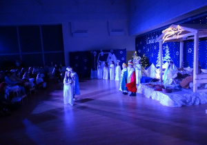 Aniołowie wprowadzają śpiewem trzech króli do stajenki