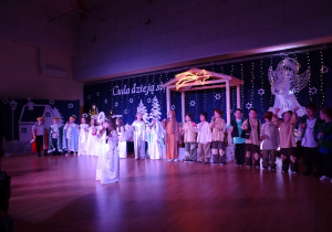 Dzieci podczas śpiewania piosenki w języku angielskim