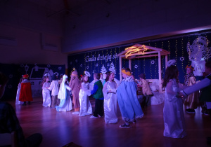 Dzieci podczas tańca i muzycznych życzeń dla rodziców