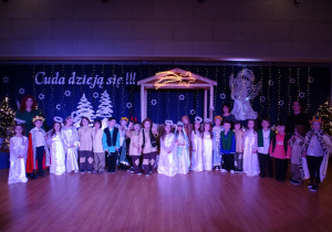 Zdjęcie grupowe wszystkich dzieci z paniami