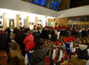 Występ grupy „Sówki” podczas obchodów Barbórki w kościele w Kleszczowie