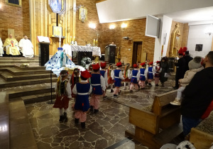 Dzieci idą przed ołtarz na występ
