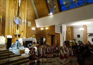 Dzieci w strojach krakowskich witają wierszami zgromadzonych wiernych