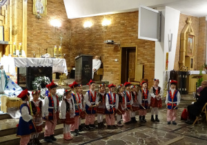 Dzieci podczas śpiewu dla górników