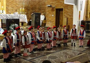 Dzieci podczas śpiewu dla górników