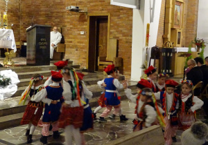 Dzieci podczas tańca Krakowiak