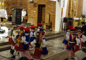 Dzieci podczas tańca Krakowiak