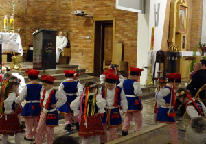 Dzieci podczas tańca Krakowiak