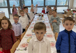 Dzieci przy wigilijnym stole.