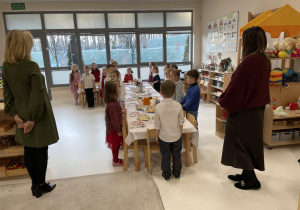 Panie oraz dzieci podczas świątecznego spotkania.