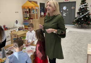 Pani Kasia składa dzieciom życzenia świąteczne.