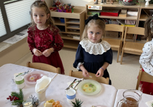 Dziewczynki przy wigilijnym stole.