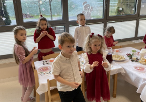 Dzieci podczas wigilijnego spotkania.